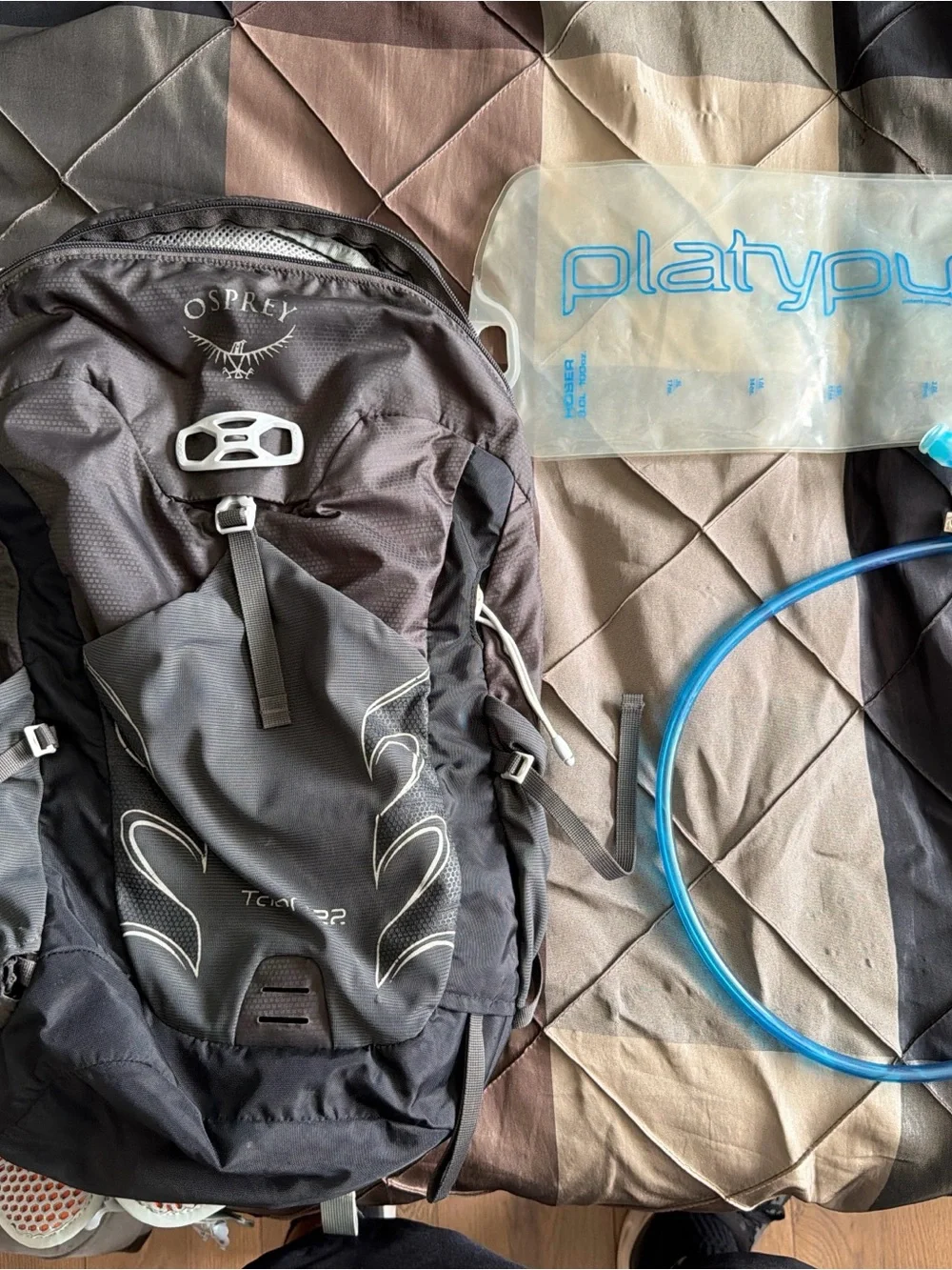 Osprey Talon 22 Daypack + Platypus Hoser 3L Hydration Bundle